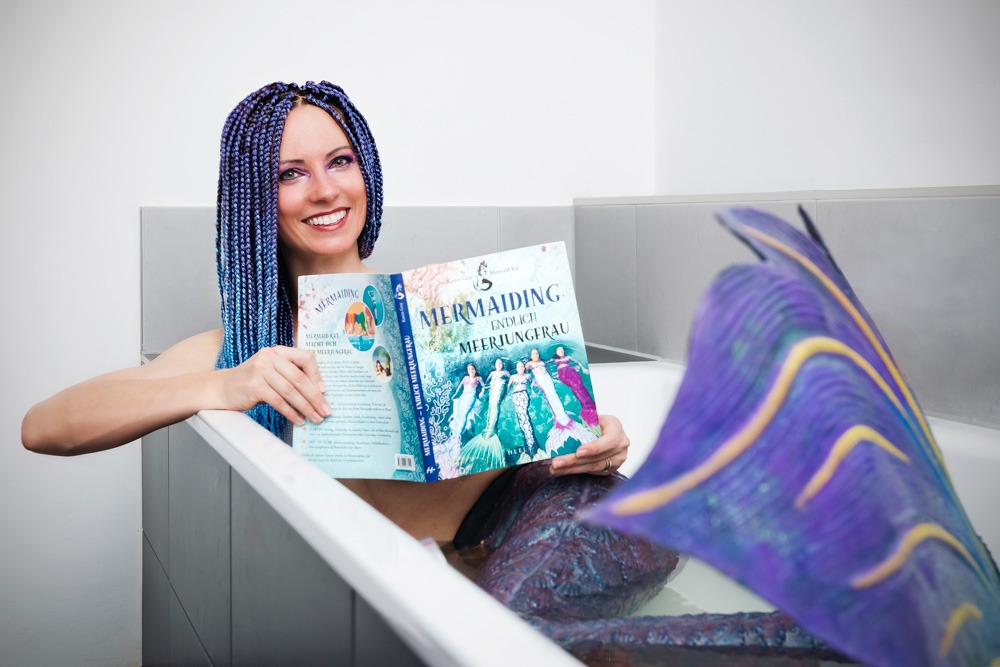 Mermaid Kat hat ein Meerjungfrauenbuch veröffentlicht