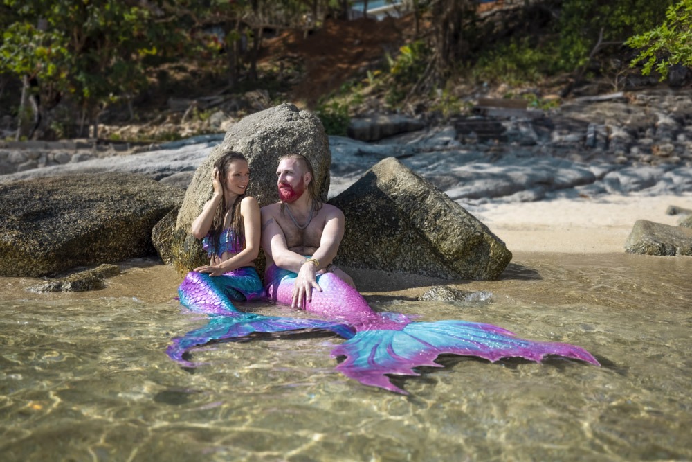 Meermann und Meerjungfrau bei der Mermaid Week in Thailand