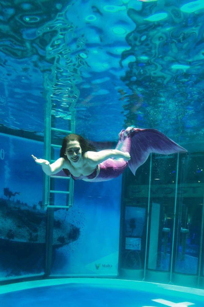 Meerjungfrauen-Show im Tauchturm der Boot in Düsseldorf